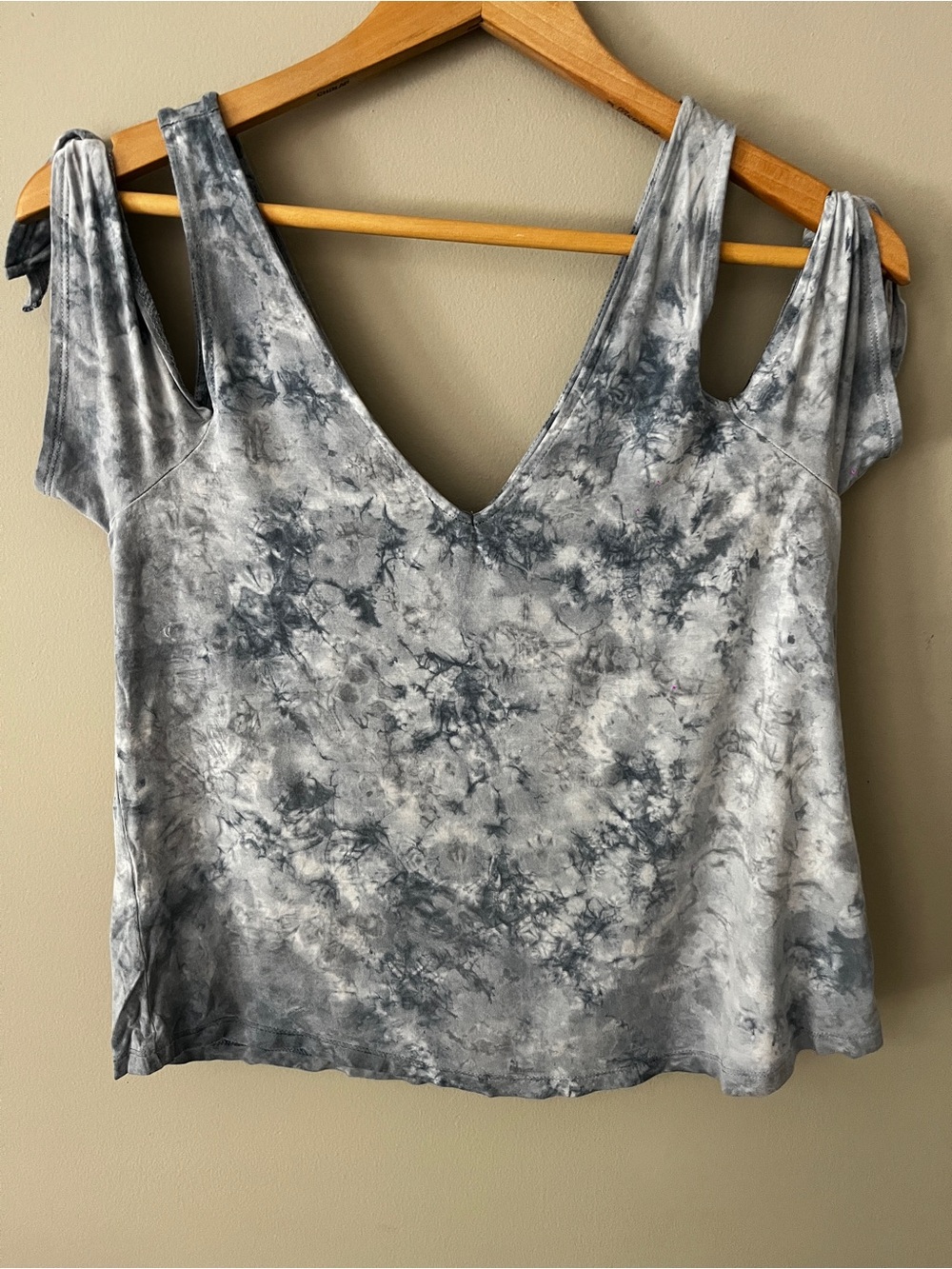 American Eagle Outfitters Gray and White Tie-Dye Cold-Shoulder V-Neck Crop Top
